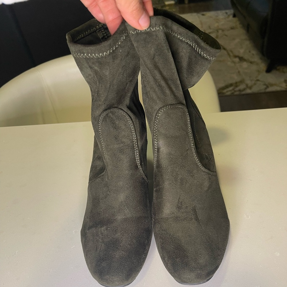 Green stretchy booties size 8 used in good condition.
